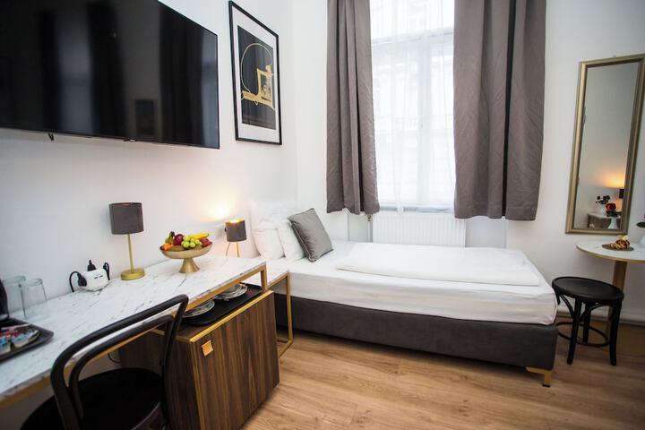 Room 10 of 29