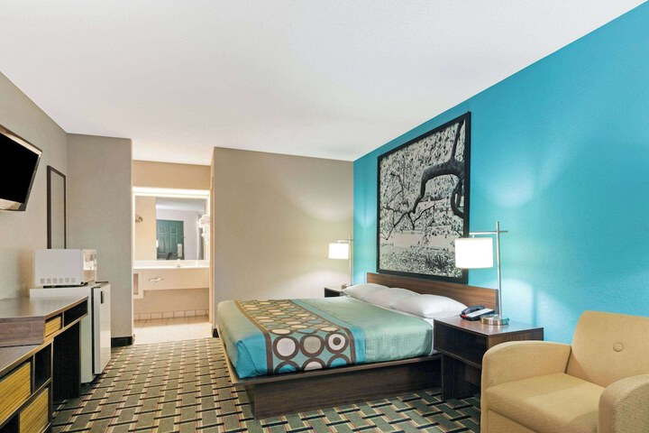 1 King Bed (4 of 11)