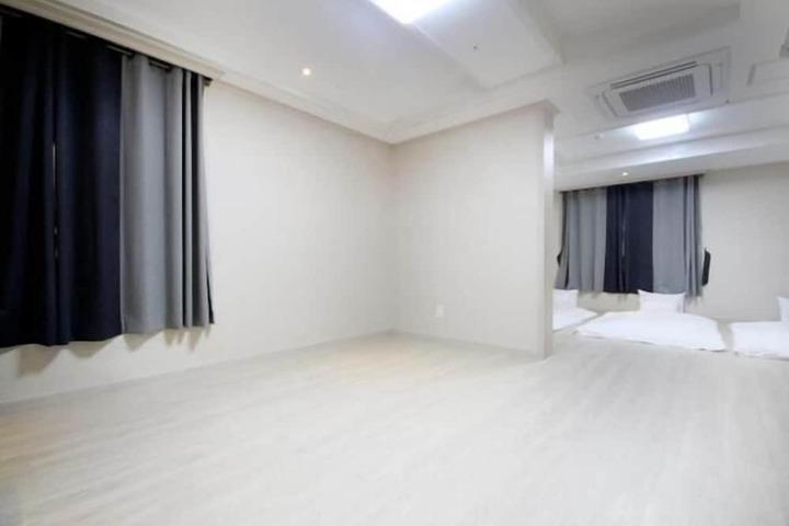 Room 25 of 37