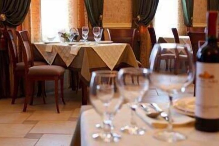 Dining 40 of 52
