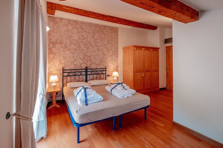 Room 16 of 38