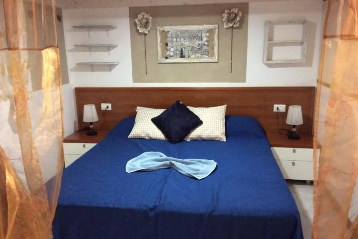 Room 2 of 7