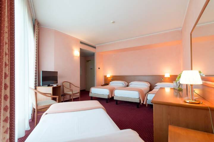 Room 9 of 33