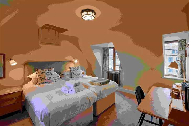 Room 6 of 14