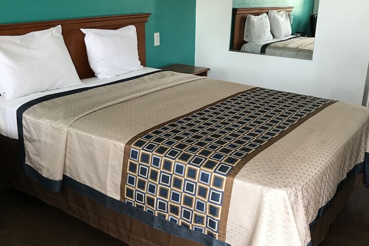1 Queen Bed (9 of 13)
