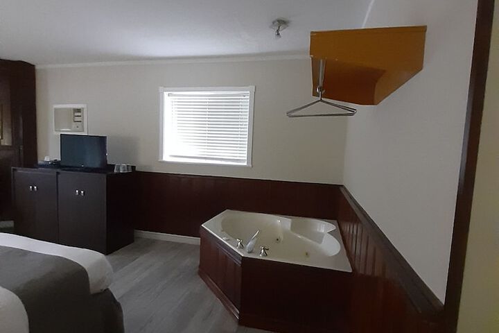 Junior Suite Queen Bed Lake View Sofa Jetted Tub (12 of 12)