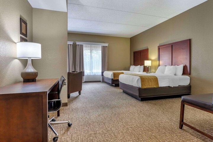 2 Queen Beds (1 of 13)