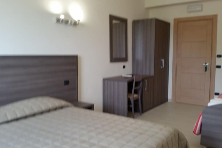 Room 6 of 39