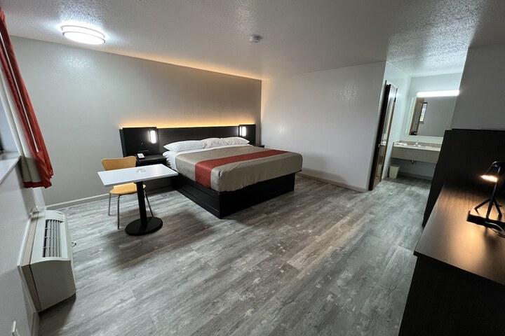 1 King Bed Micfridge (6 of 24)