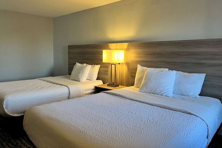 2 Queen Beds (10 of 19)