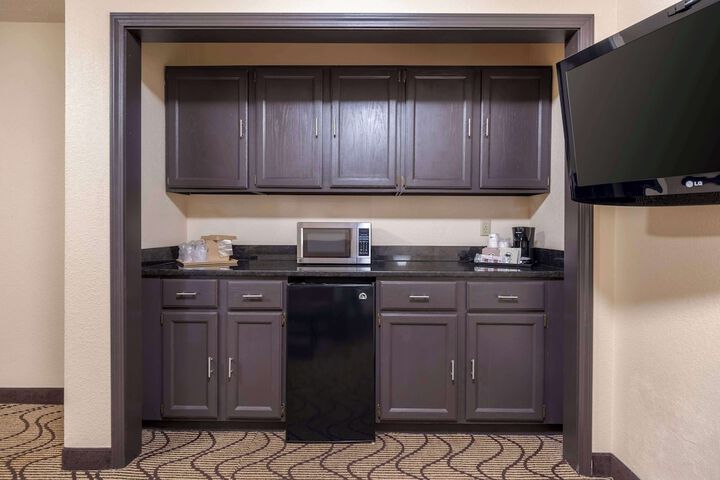1 King Bed High Speed Internet Accessible Microwave and Refrigerator Desk Coffee Maker (9 of 11)