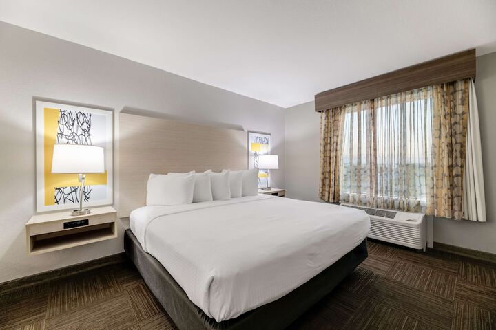 1 King Bed High Speed Internet Accessible Microwave, Refrigerator Full Breakfast (29 of 30)