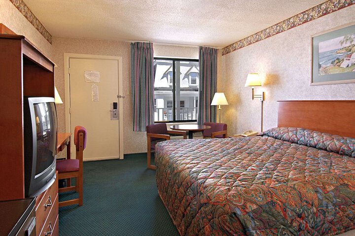 1 King Bed (6 of 7)