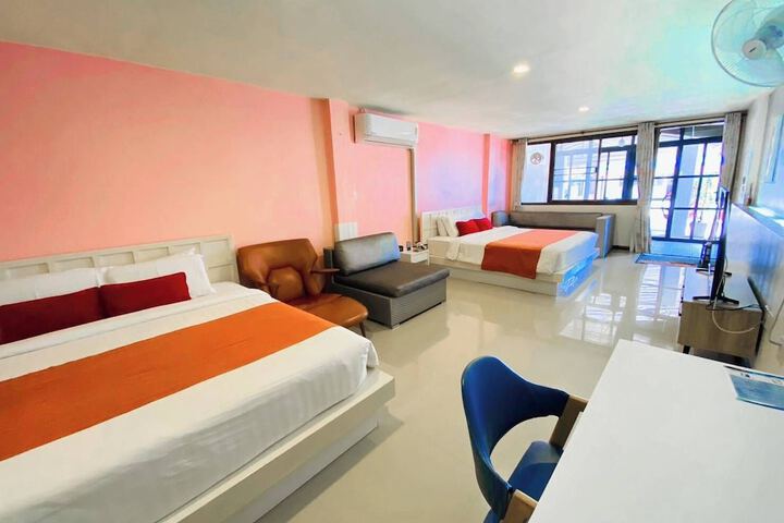 Room 33 of 211