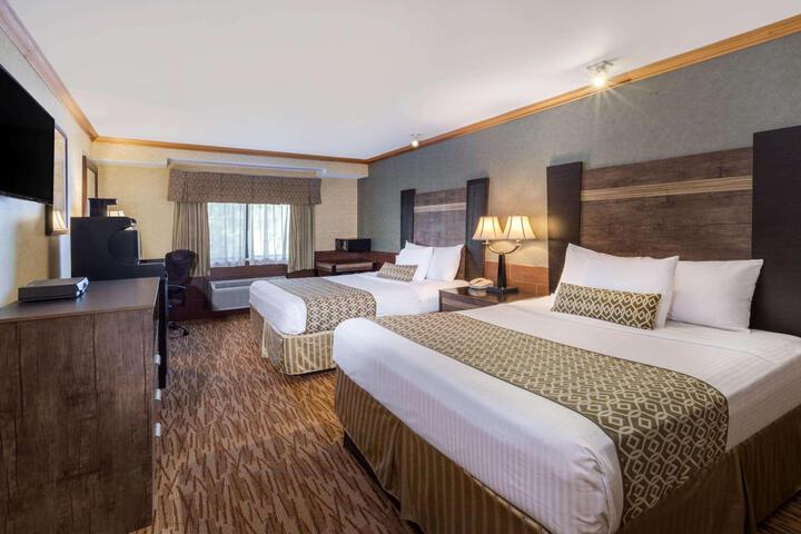 2 Queen Beds (6 of 8)