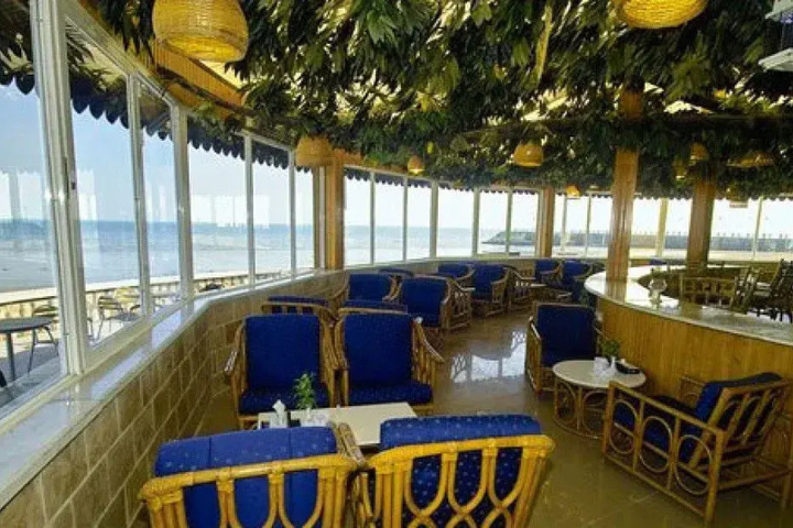 Dining 7 of 12