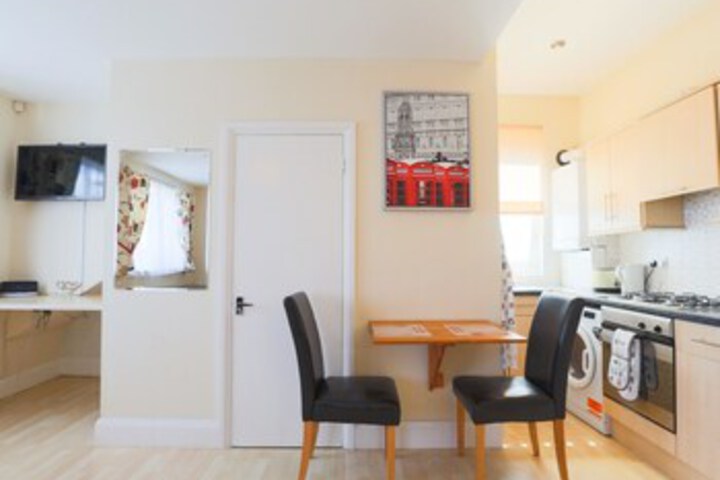 Room 6 of 28