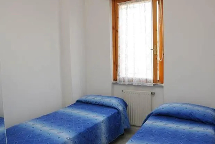 Room 2 of 10