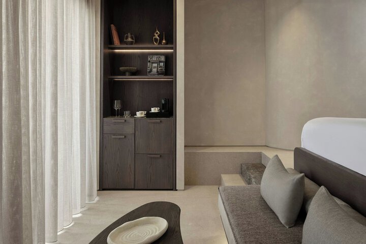 Room 4 of 32
