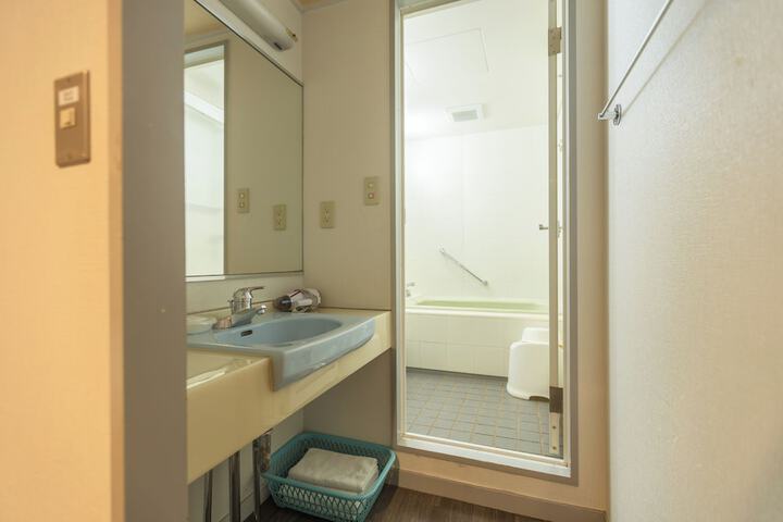 Room 27 of 128