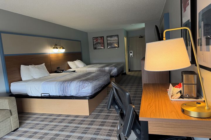1 Queen Bed (1 of 6)