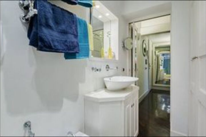 Room 6 of 71
