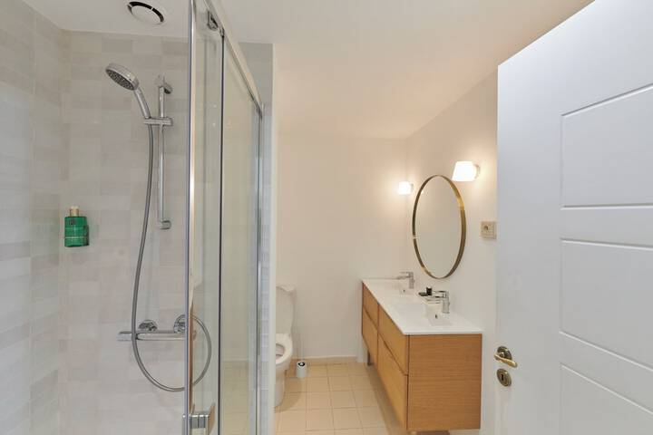 Room 15 of 77