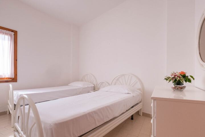 Room 10 of 77