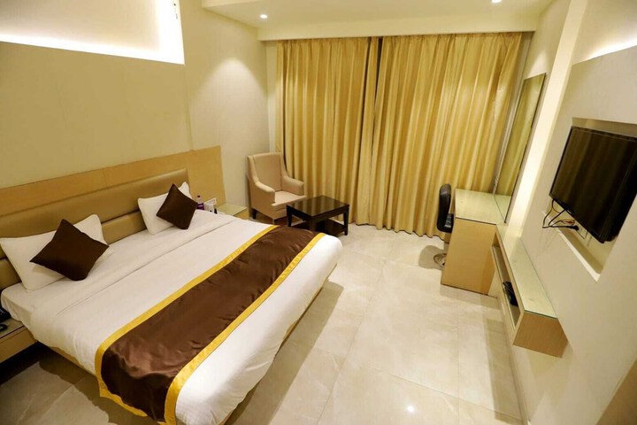 Room 11 of 32