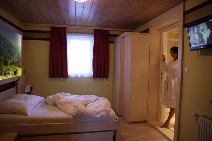 Room 7 of 99