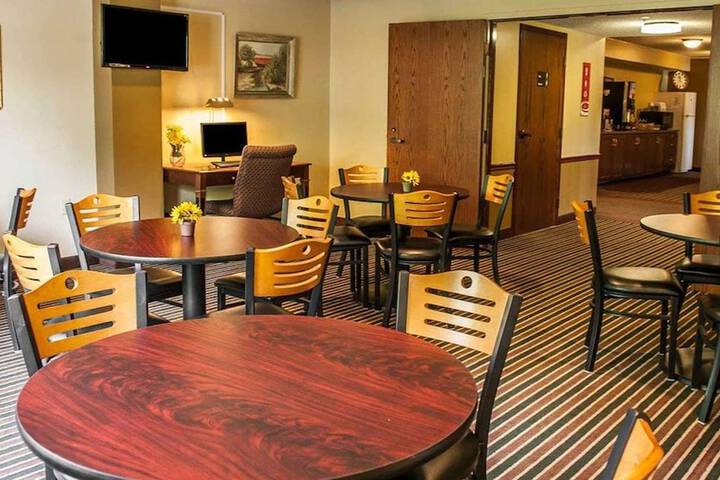 Breakfast/Coffee Service 23 of 33