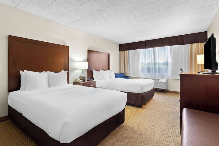 Standard Room, King or Two Doubles (2 of 9)