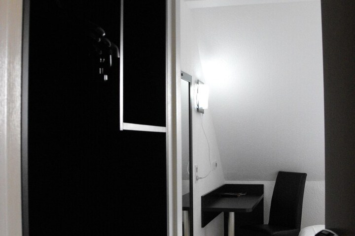 Room 10 of 29