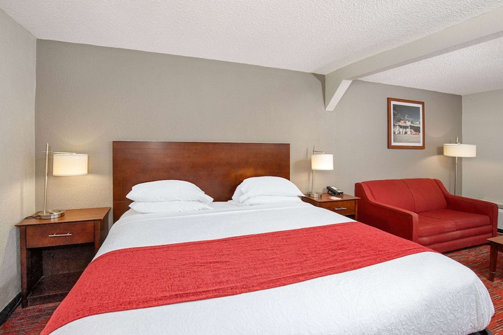 1 King Bed Accessible (2 of 21)
