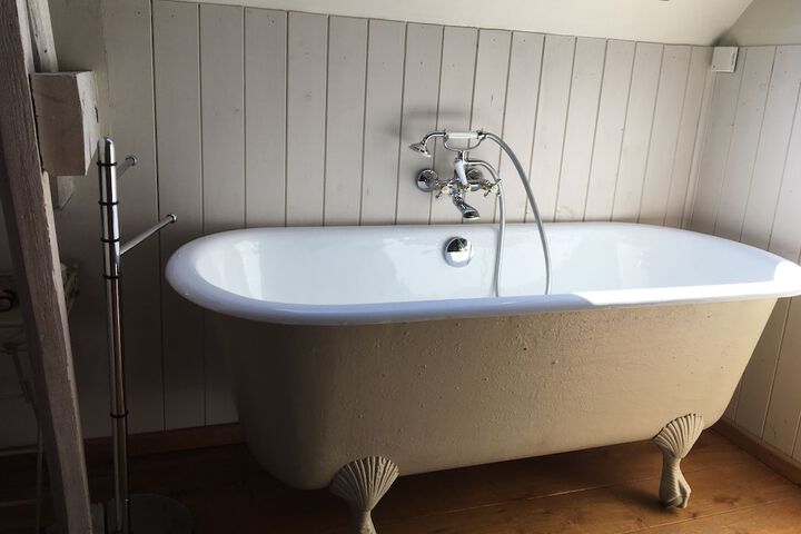 Deep soaking bathtub