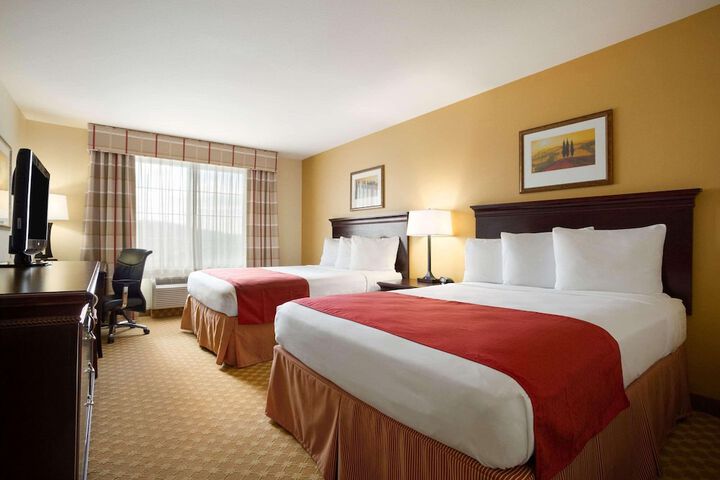 2 Queen Beds (2 of 5)
