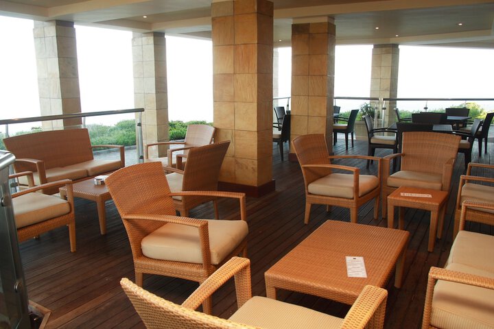Lounge 26 of 34