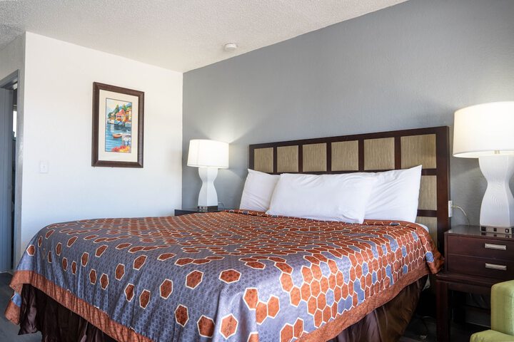 1 King Bed (1 of 16)