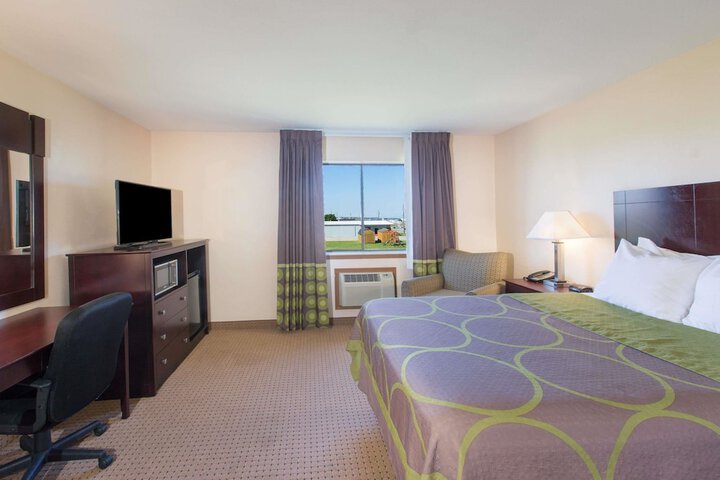 1 Queen Bed (4 of 12)