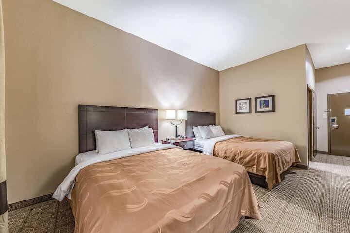2 Queen Beds (6 of 11)