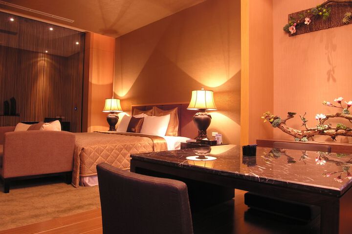 Room 3 of 100