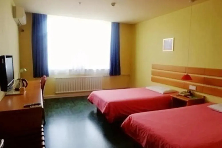 Room 6 of 16