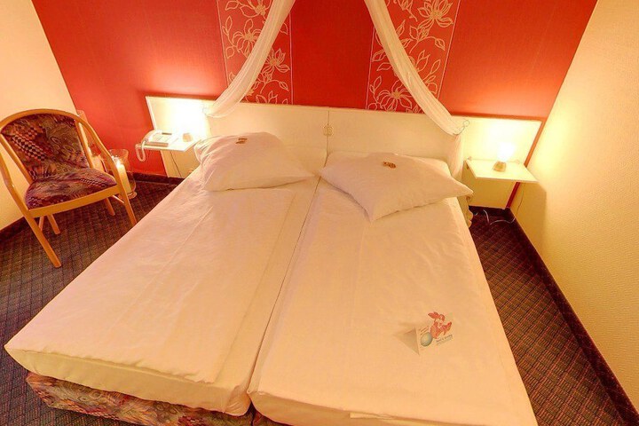 Room 4 of 33