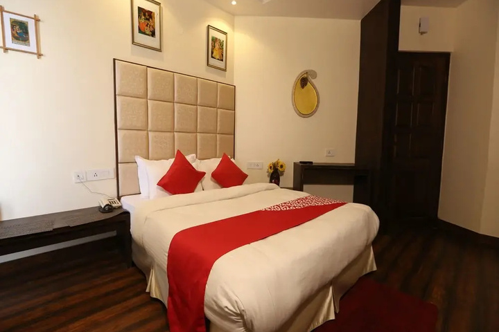 Room 4 of 16