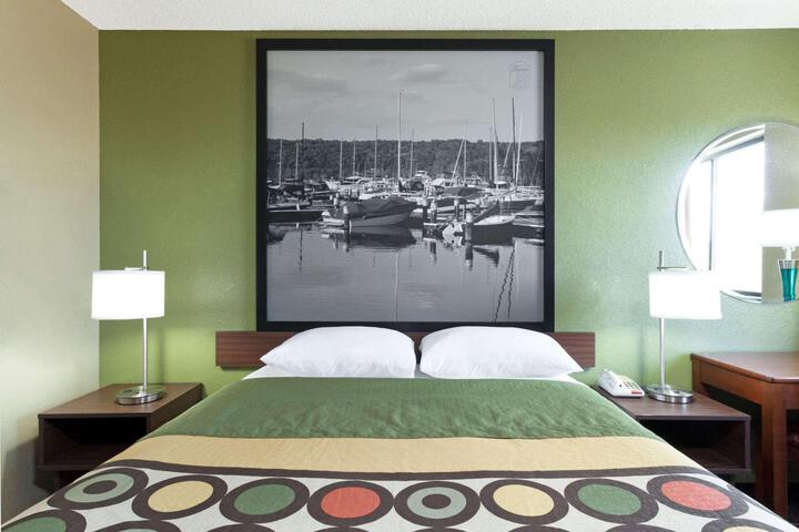 1 Queen Bed (7 of 7)