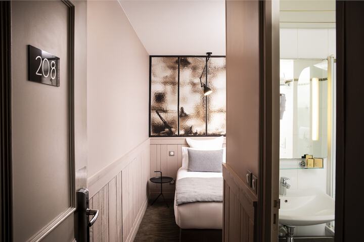 Room 52 of 87