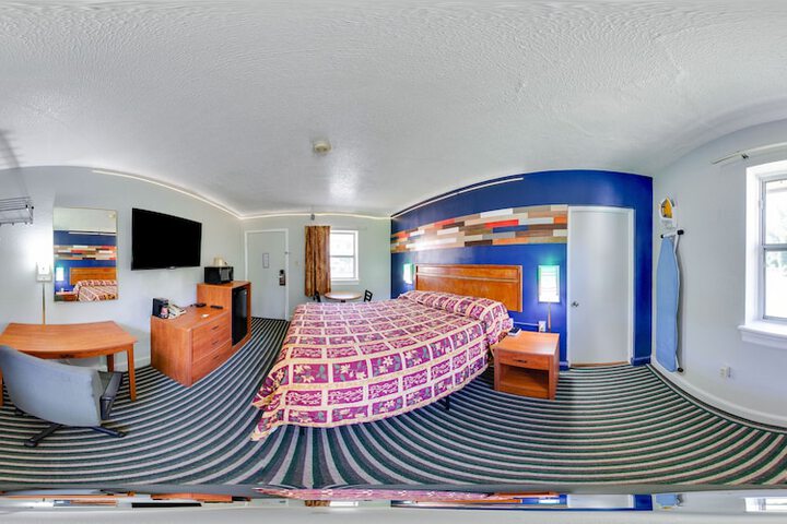 1 Queen Bed (5 of 10)