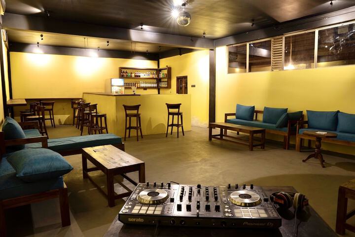 Lounge 30 of 32