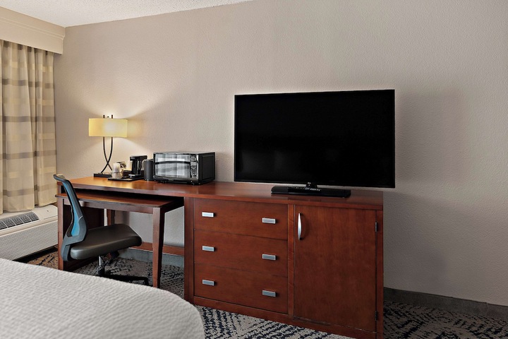 2 Queen Beds Microwave and Refrigerator Full Breakfast (2 of 13)