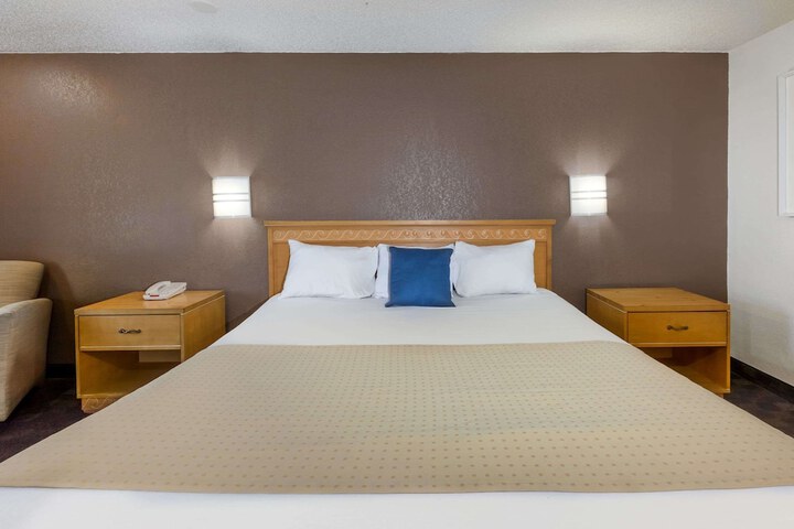 1 King Bed (13 of 14)